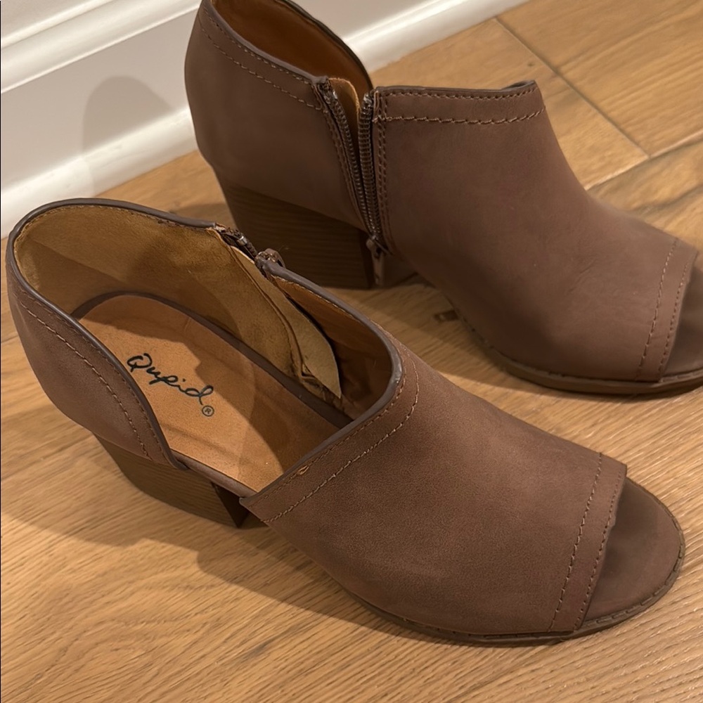 Cupid Brown Mules with Side Cutout Design
